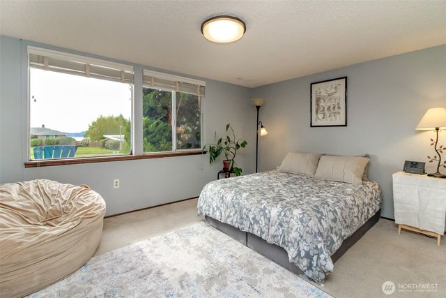 953 S Mountain View Avenue, Tacoma, WA 98465