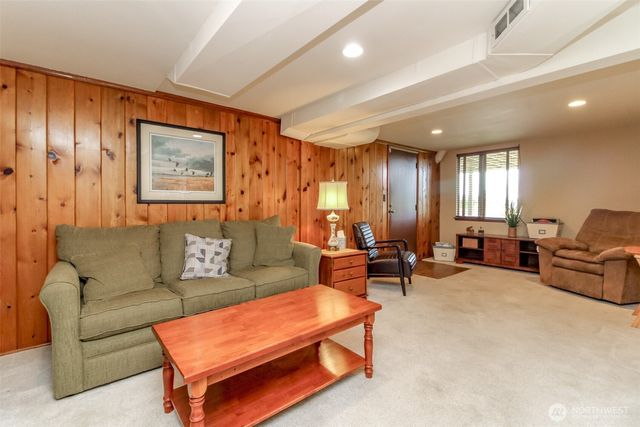 953 S Mountain View Avenue, Tacoma, WA 98465