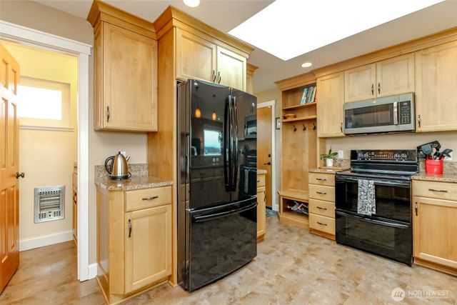 953 S Mountain View Avenue, Tacoma, WA 98465