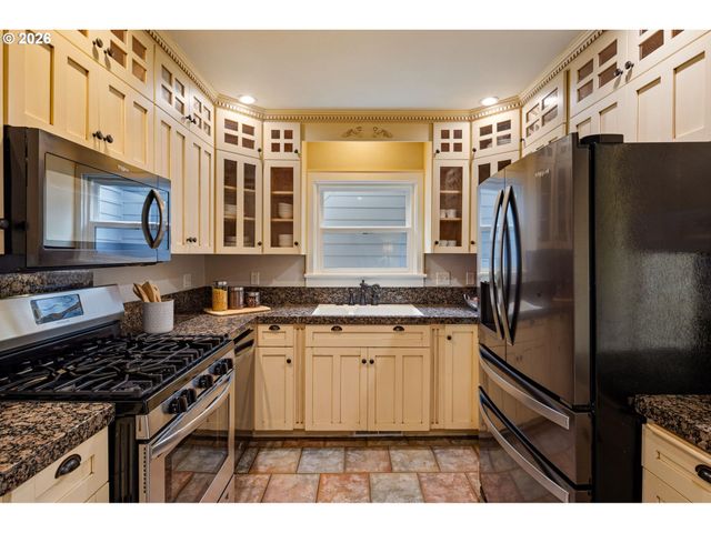 910 E 22ND Ave, Eugene, OR 97405