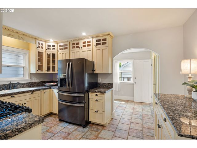 910 E 22ND Ave, Eugene, OR 97405