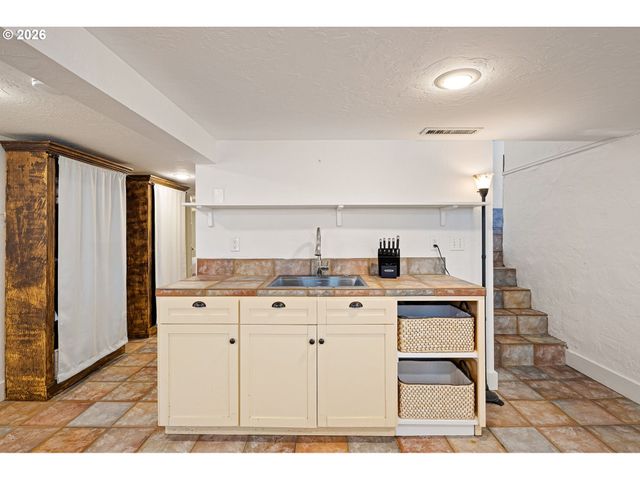 910 E 22ND Ave, Eugene, OR 97405