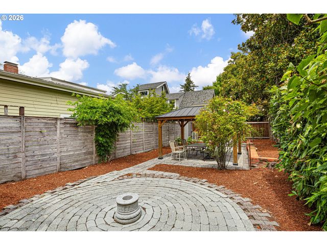 910 E 22ND Ave, Eugene, OR 97405