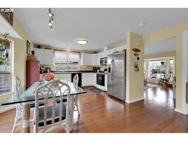 4452 JESSICA Dr, Springfield, OR 97478