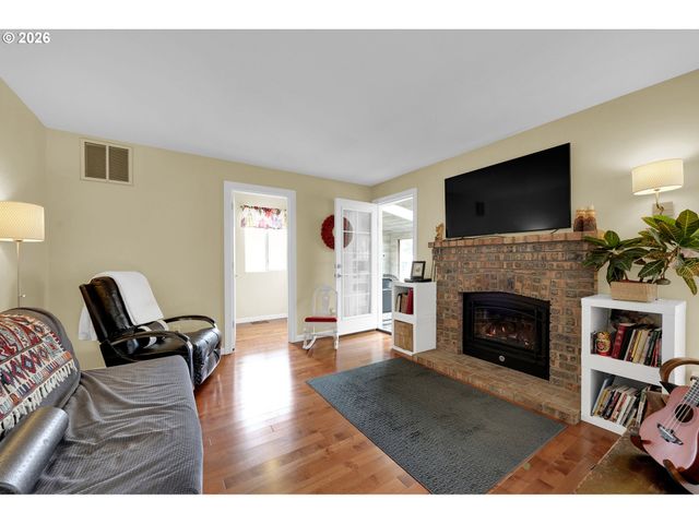 4452 JESSICA Dr, Springfield, OR 97478