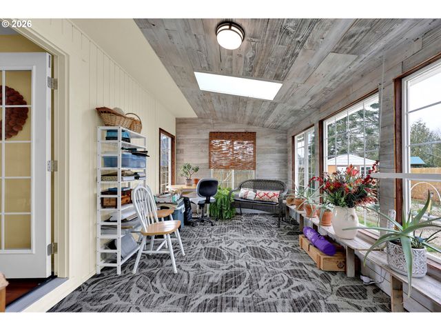 4452 JESSICA Dr, Springfield, OR 97478