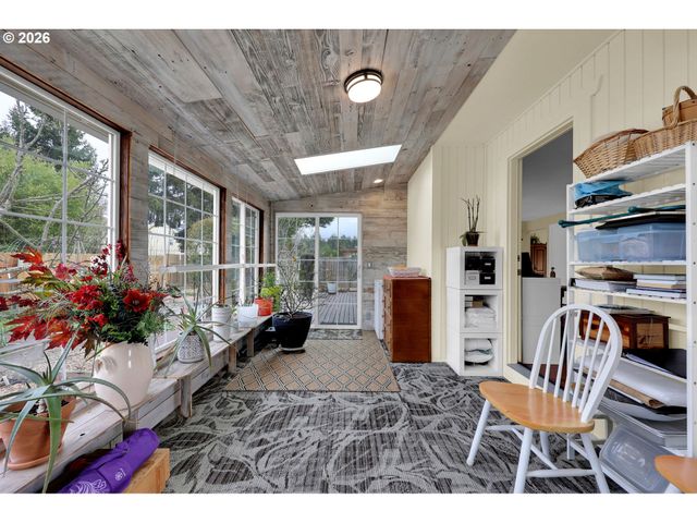 4452 JESSICA Dr, Springfield, OR 97478