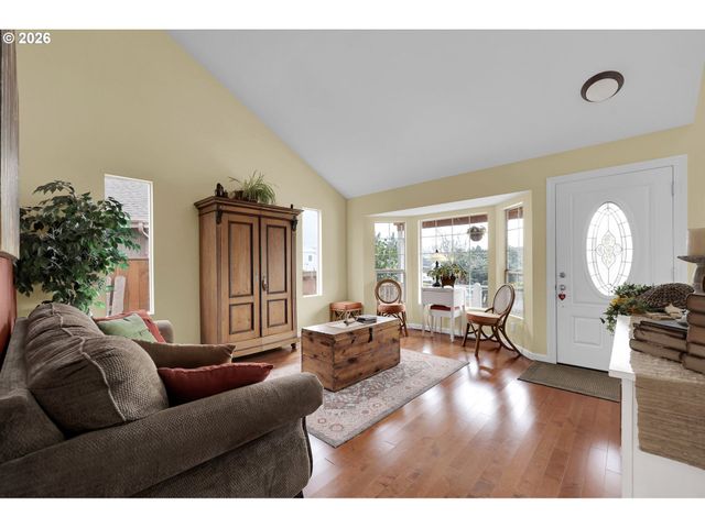 4452 JESSICA Dr, Springfield, OR 97478