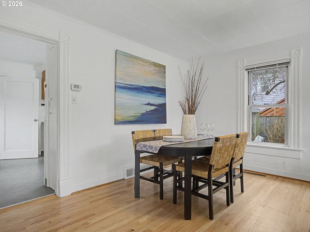 2220 Se YAMHILL St, Portland, OR 97214