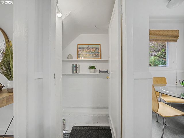 2220 Se YAMHILL St, Portland, OR 97214