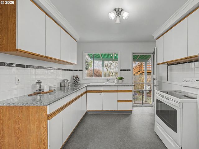 2220 Se YAMHILL St, Portland, OR 97214