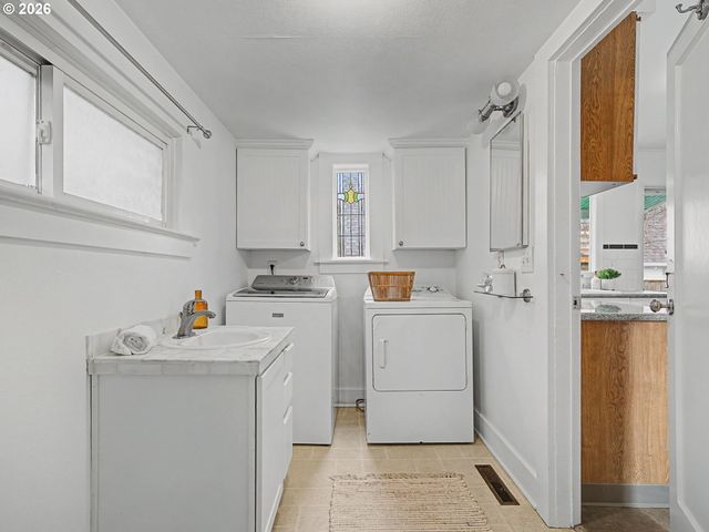 2220 Se YAMHILL St, Portland, OR 97214