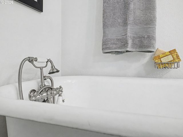 2220 Se YAMHILL St, Portland, OR 97214