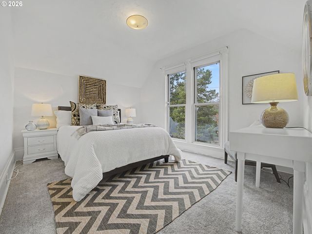 2220 Se YAMHILL St, Portland, OR 97214