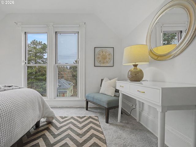 2220 Se YAMHILL St, Portland, OR 97214