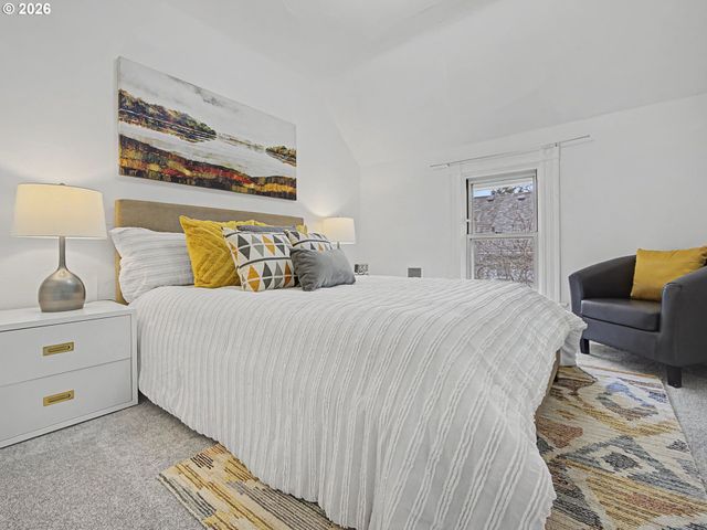 2220 Se YAMHILL St, Portland, OR 97214