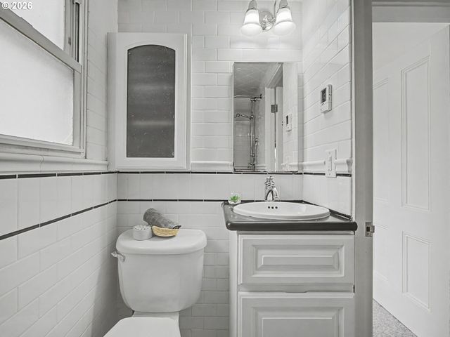 2220 Se YAMHILL St, Portland, OR 97214