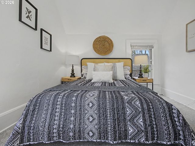 2220 Se YAMHILL St, Portland, OR 97214