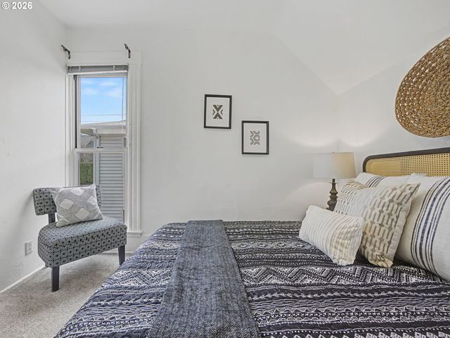 2220 Se YAMHILL St, Portland, OR 97214