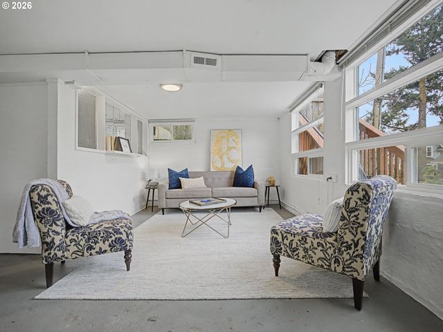 2220 Se YAMHILL St, Portland, OR 97214