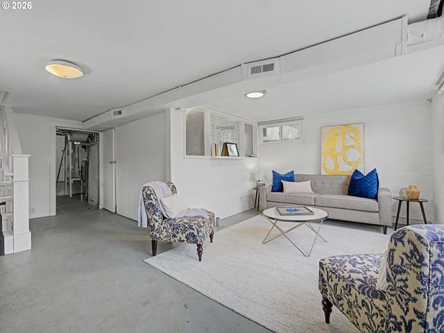 2220 Se YAMHILL St, Portland, OR 97214