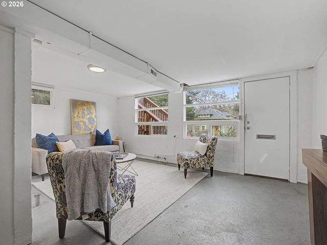 2220 Se YAMHILL St, Portland, OR 97214