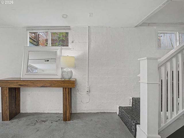 2220 Se YAMHILL St, Portland, OR 97214