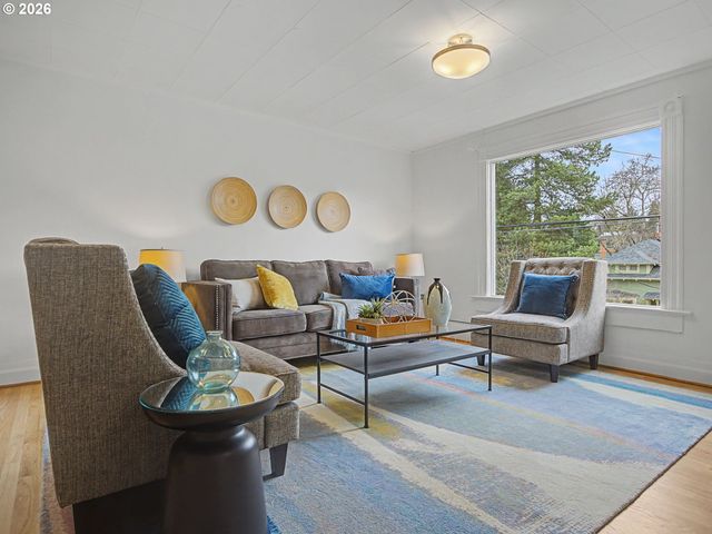 2220 Se YAMHILL St, Portland, OR 97214