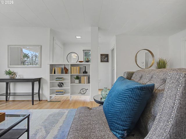 2220 Se YAMHILL St, Portland, OR 97214