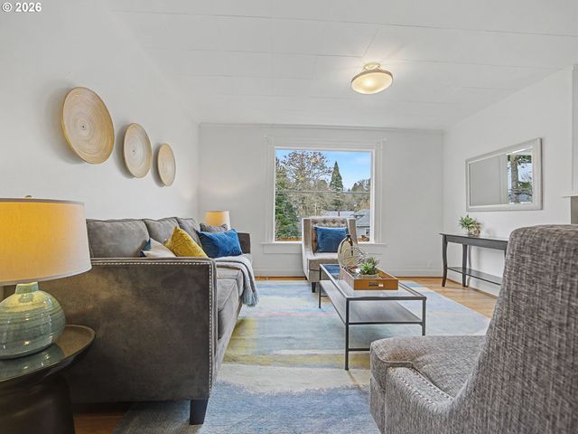 2220 Se YAMHILL St, Portland, OR 97214