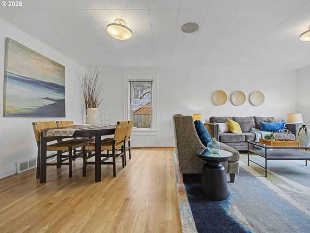 2220 Se YAMHILL St, Portland, OR 97214