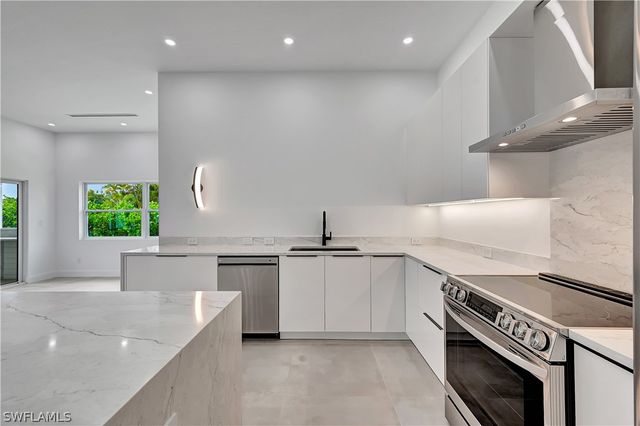 2517 Kings Lake BLVD, Naples, FL 34112