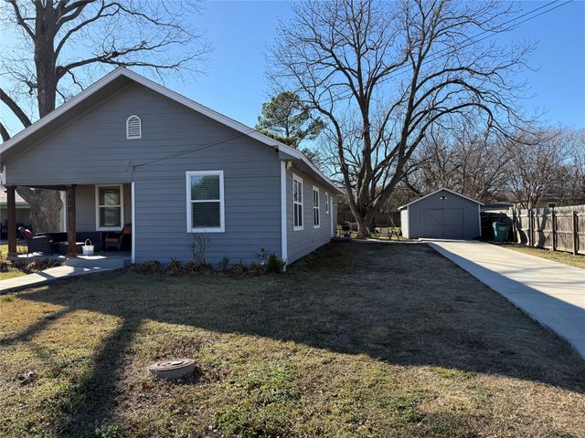 809 S Wine Street, Gainesville, TX 76240