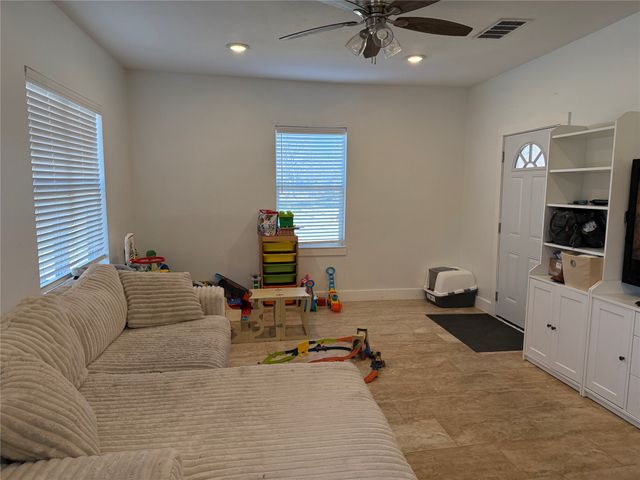 809 S Wine Street, Gainesville, TX 76240