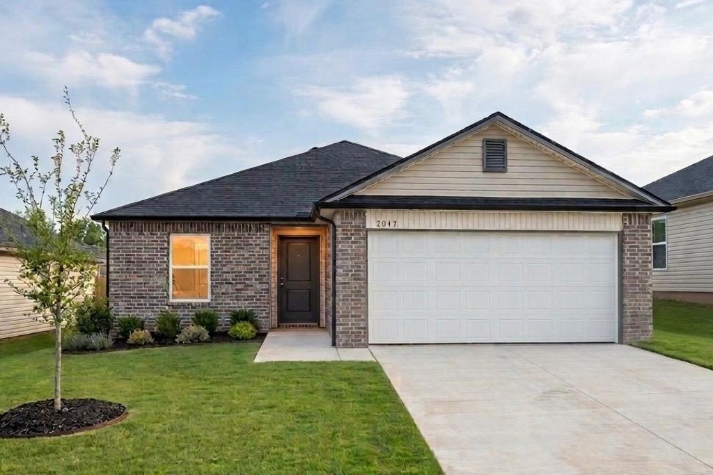 Image 1 of property listing at 2017 Chandler Meadows Drive, Chandler, OK 74834