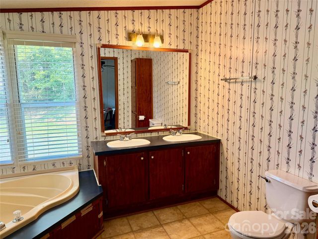5493 Harris Farm Road, Hickory, NC 28602