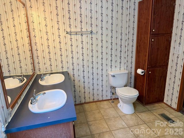 5493 Harris Farm Road, Hickory, NC 28602