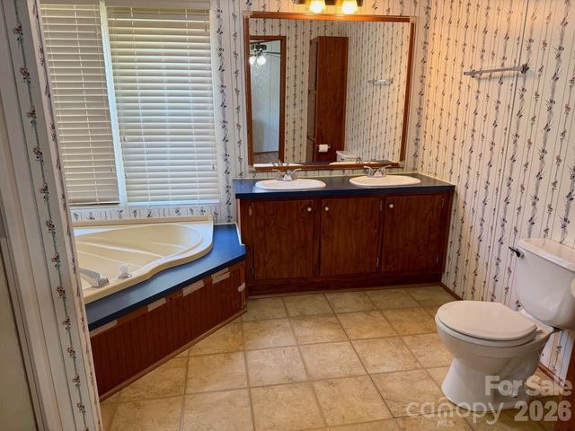 5493 Harris Farm Road, Hickory, NC 28602