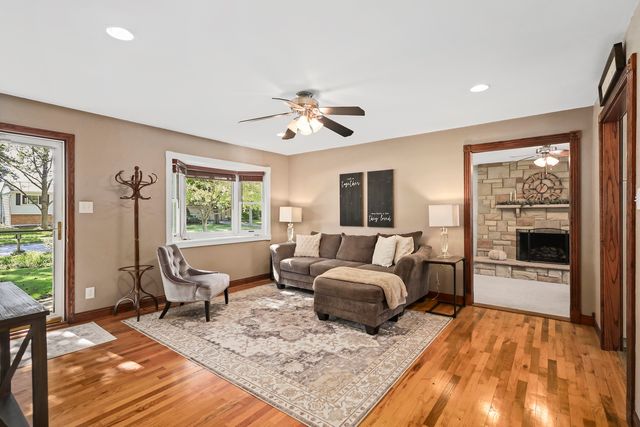 30W240 Allister Lane, Naperville, IL 60563