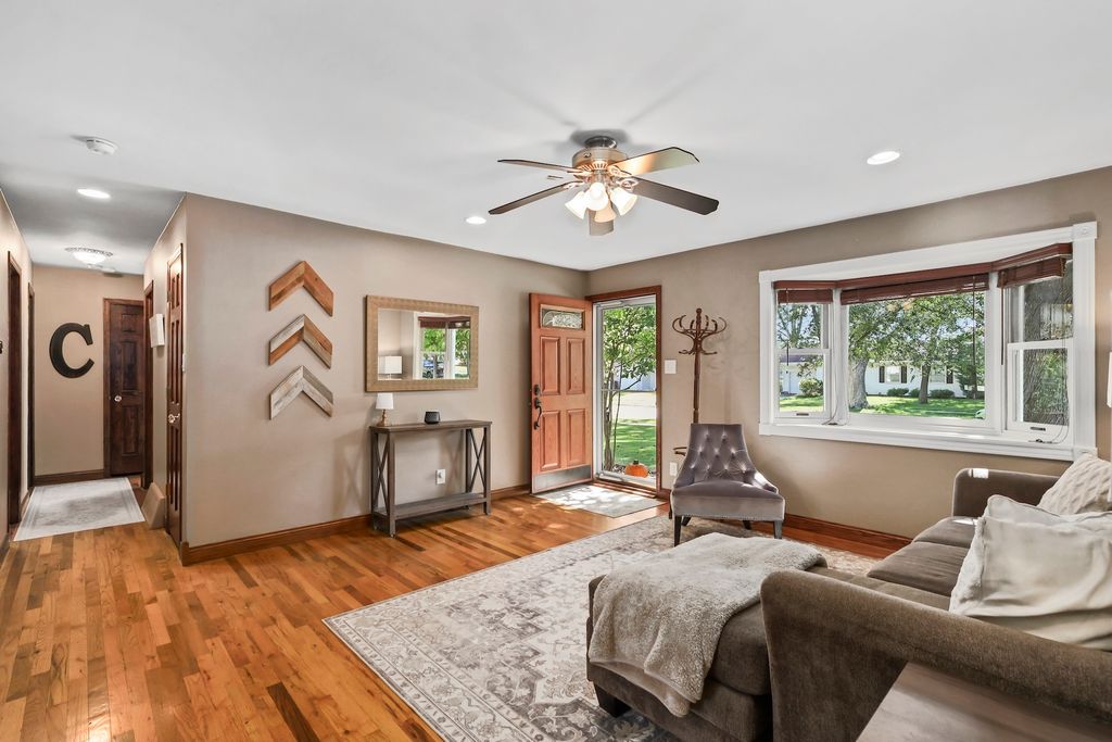 30W240 Allister Lane, Naperville, IL 60563 — photo 4
