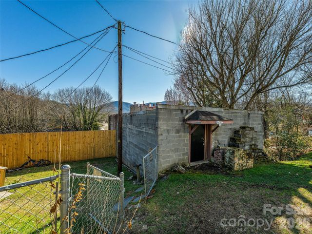 204 Sutton Avenue, Black Mountain, NC 28711