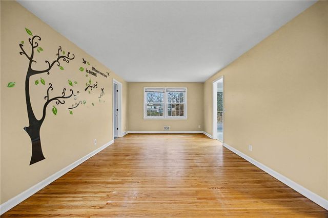 19 Maryvale Dr, Webster, NY 14580