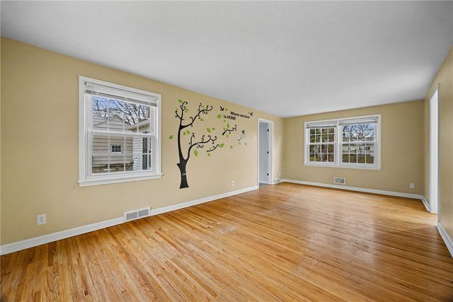 19 Maryvale Dr, Webster, NY 14580