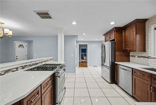 19 Maryvale Dr, Webster, NY 14580