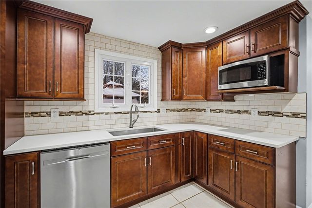 19 Maryvale Dr, Webster, NY 14580