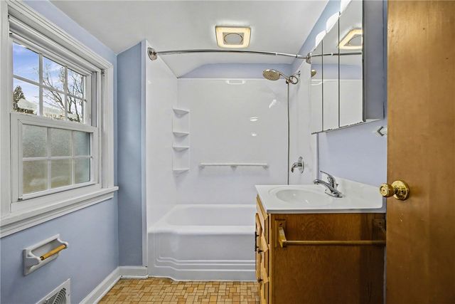 19 Maryvale Dr, Webster, NY 14580