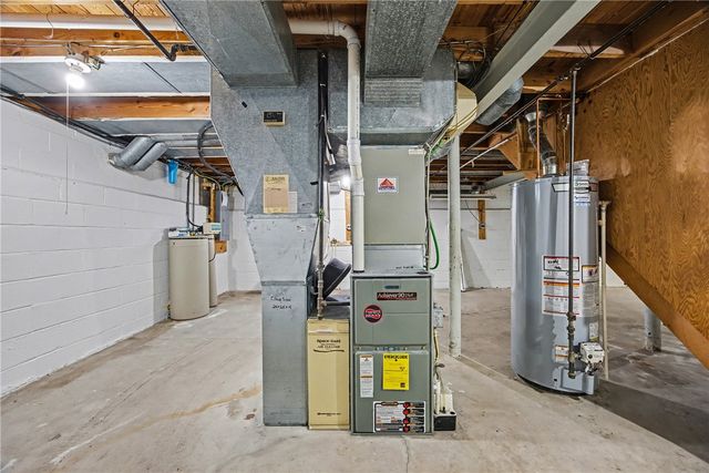 19 Maryvale Dr, Webster, NY 14580