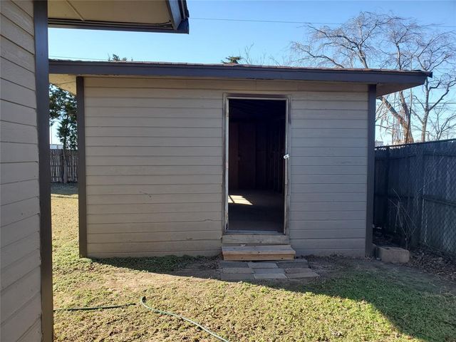 1205 S Howard Avenue, Moore, OK 73160