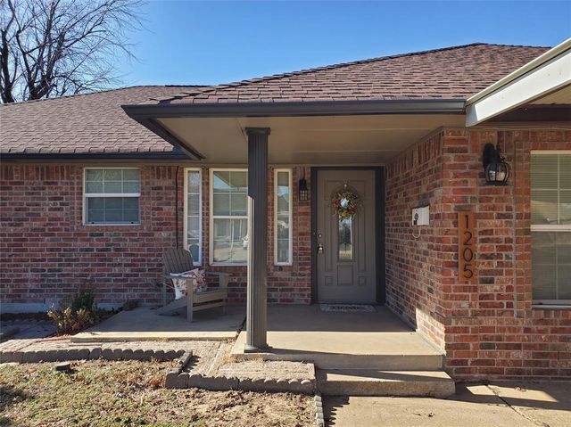 1205 S Howard Avenue, Moore, OK 73160