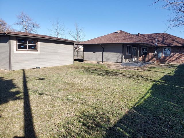 1205 S Howard Avenue, Moore, OK 73160